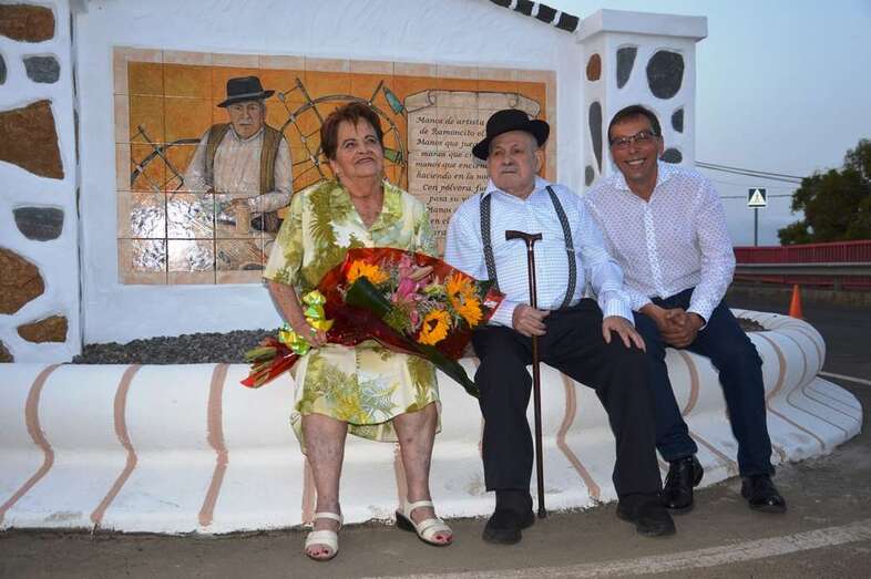 Ramoncito y su esposa delante del mosaico con el alcalde Francisco Atta (Foto TA)